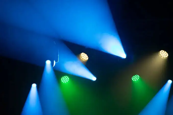 Iluminación escénica con cabezas móviles de Memories Sound Live en un evento en El Salvador 1