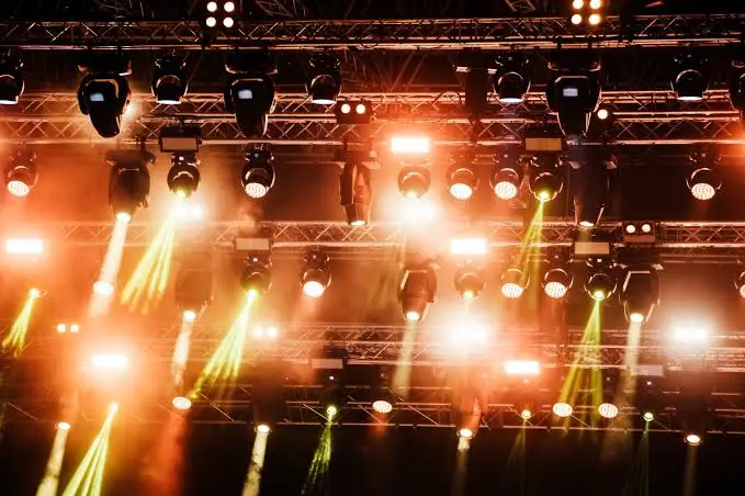 Iluminación escénica con cabezas móviles de Memories Sound Live en un evento en El Salvador 2