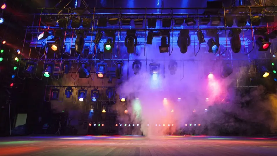 Iluminación escénica con cabezas móviles de Memories Sound Live en un evento en El Salvador 5
