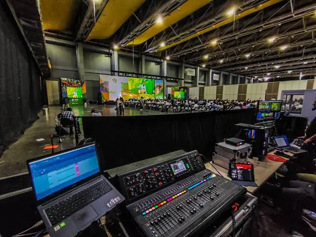 Equipo de sonido profesional line array de Memories Sound Live en un evento en El Salvador 1