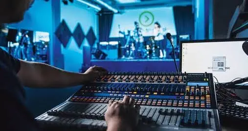 Equipo de sonido profesional line array de Memories Sound Live en un evento en El Salvador 3